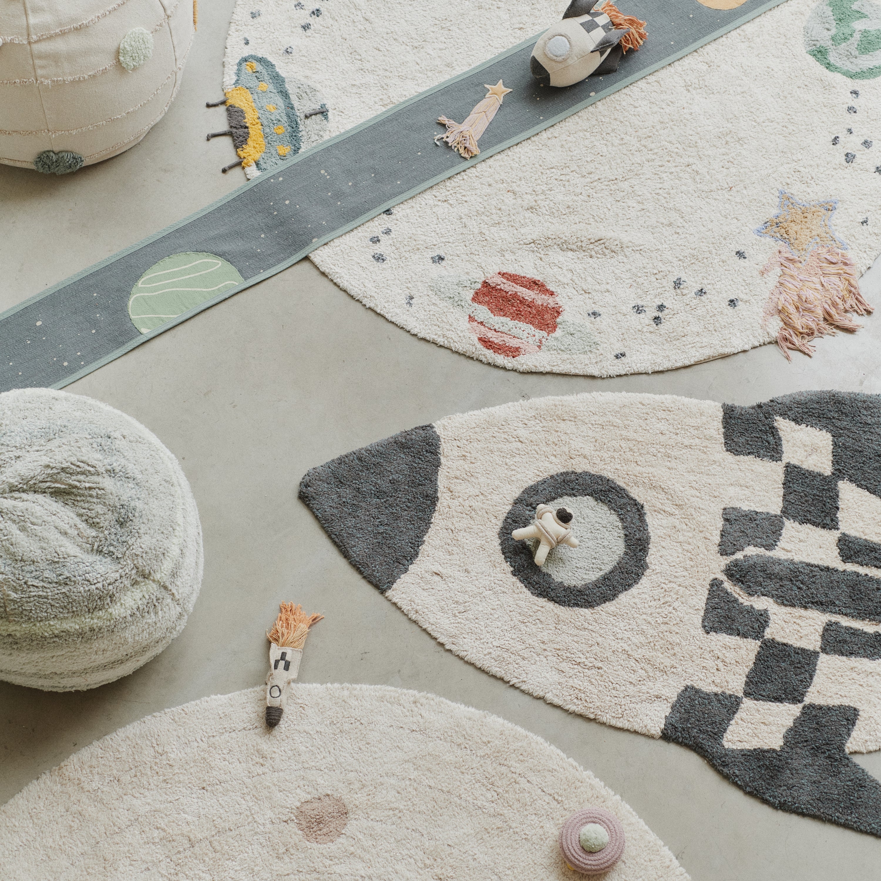 MOM, I WANT TO BE AN ASTRONAUT